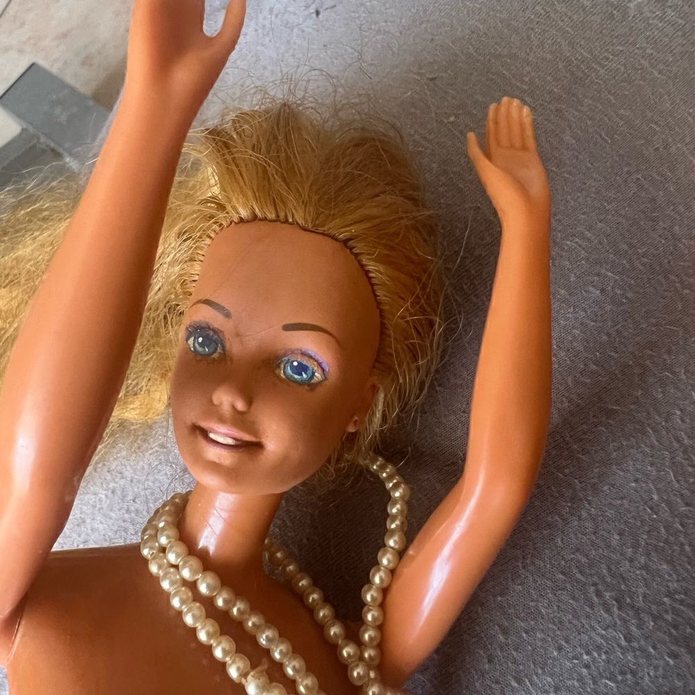 Vintage Mattel Barbie 1966 Made In Malaysia blue eyes blonde hair brown hair
